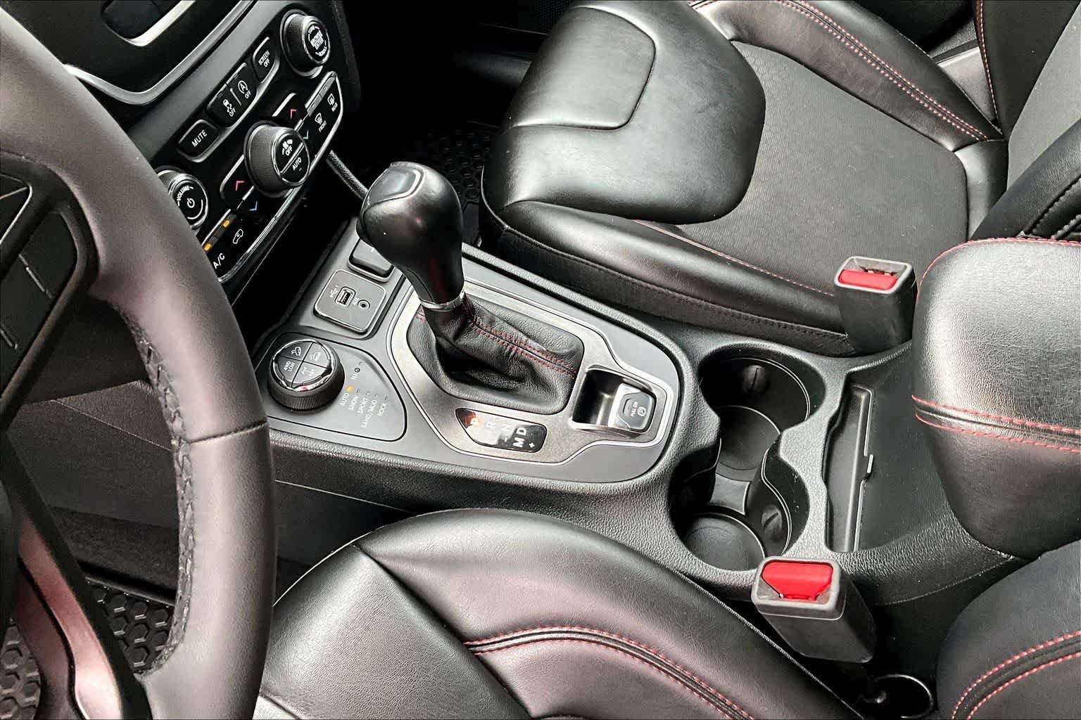 Used 2022 Jeep Cherokee Trailhawk image 17