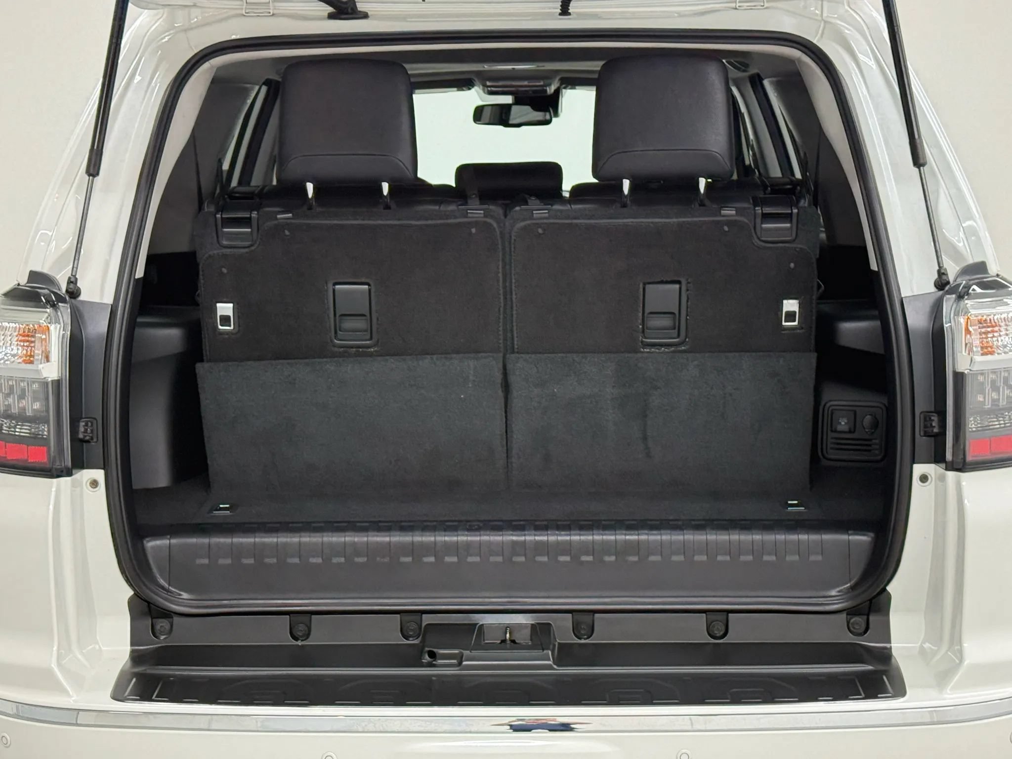 Used 2020 Toyota 4Runner Limited RWD image 90