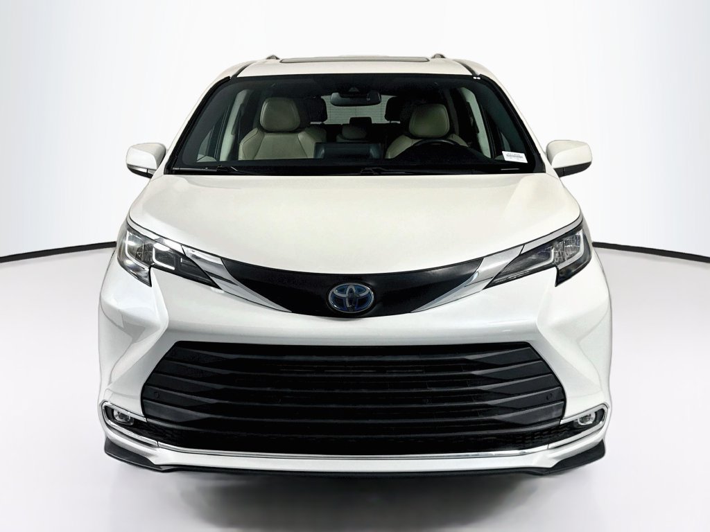 Used 2021 Toyota Sienna XLE FWD image 2