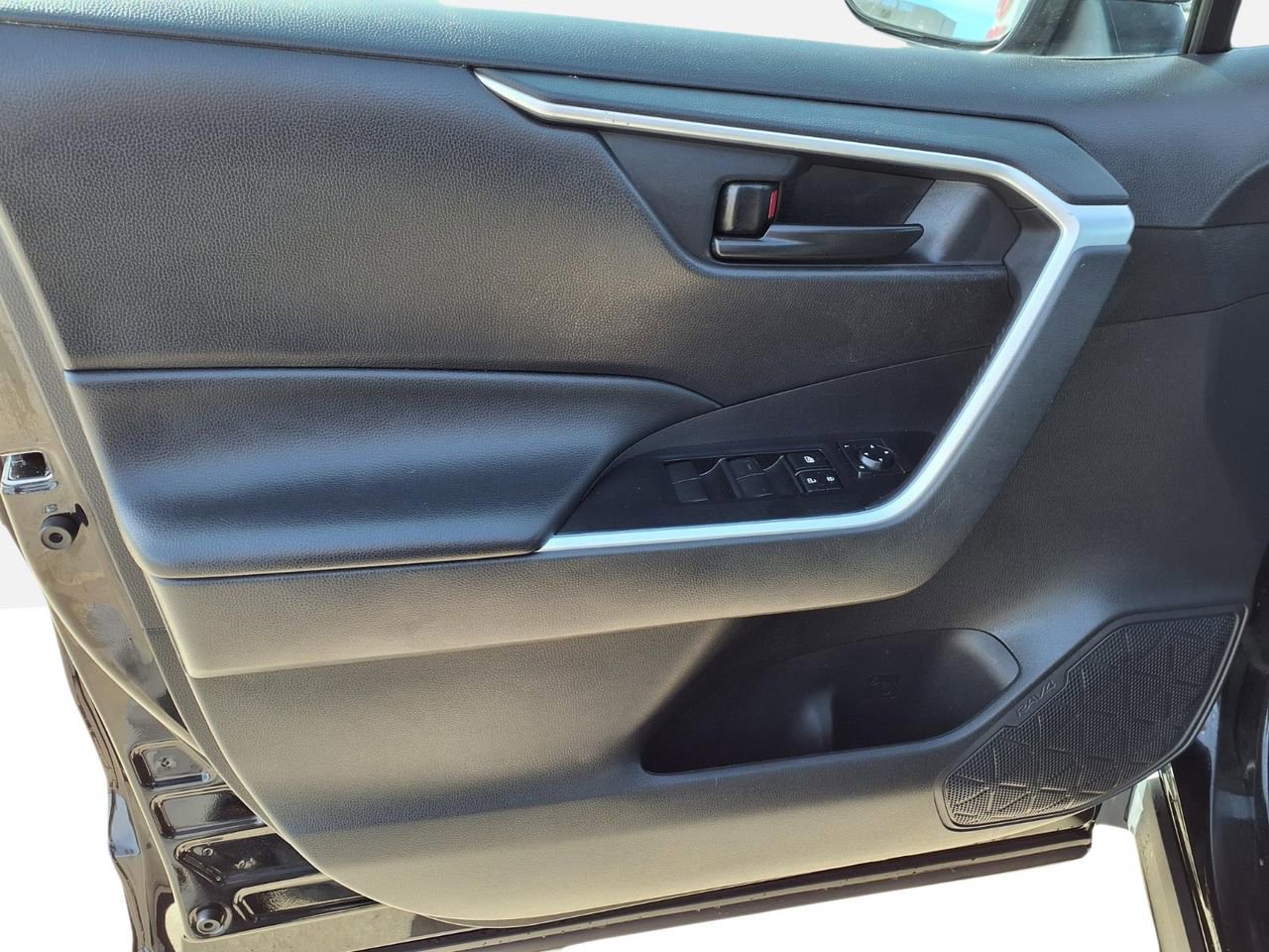 Used 2023 Toyota RAV4 LE image 13