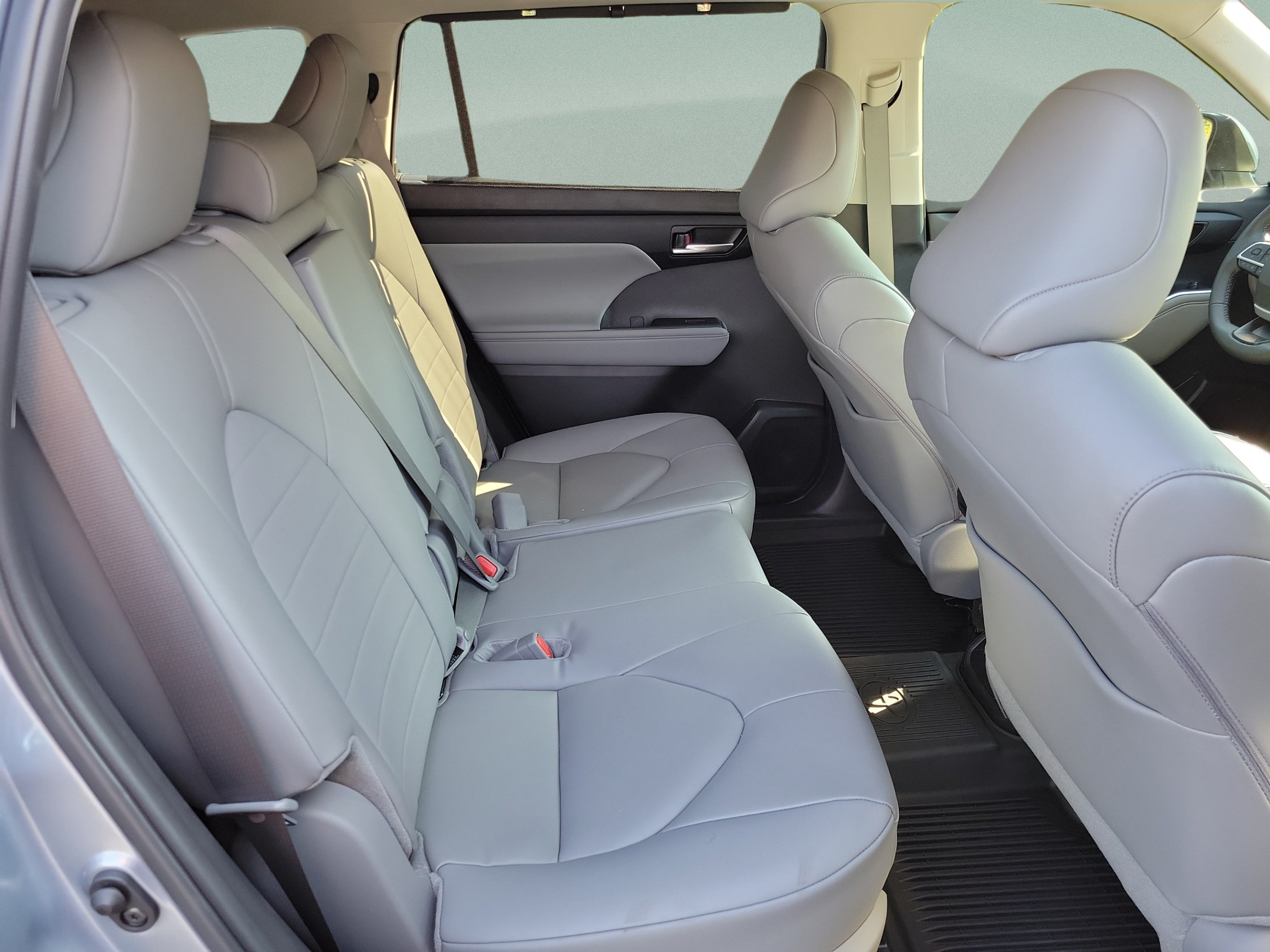 Used 2024 Toyota Highlander XLE FWD image 27