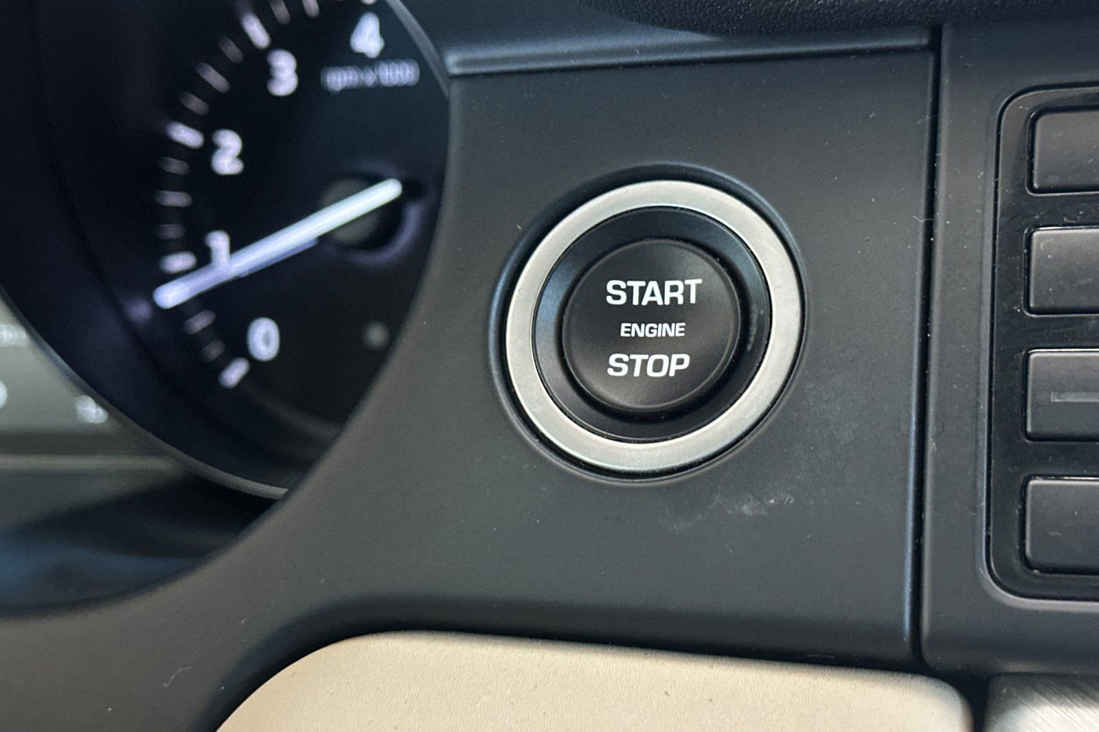 Used 2019 Land Rover Discovery Sport HSE image 26