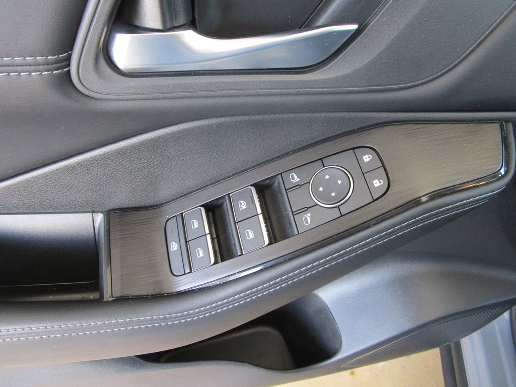 Used 2025 Nissan Rogue SL AWD/4WD image 26