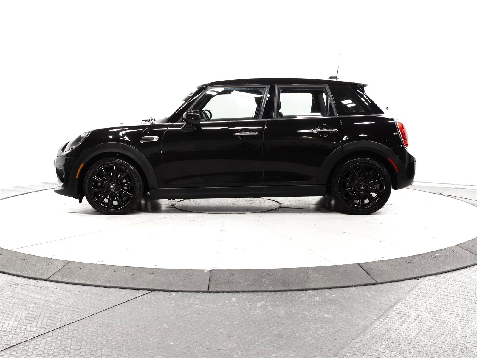Used 2021 MINI Cooper 4-Door Hardtop image 7