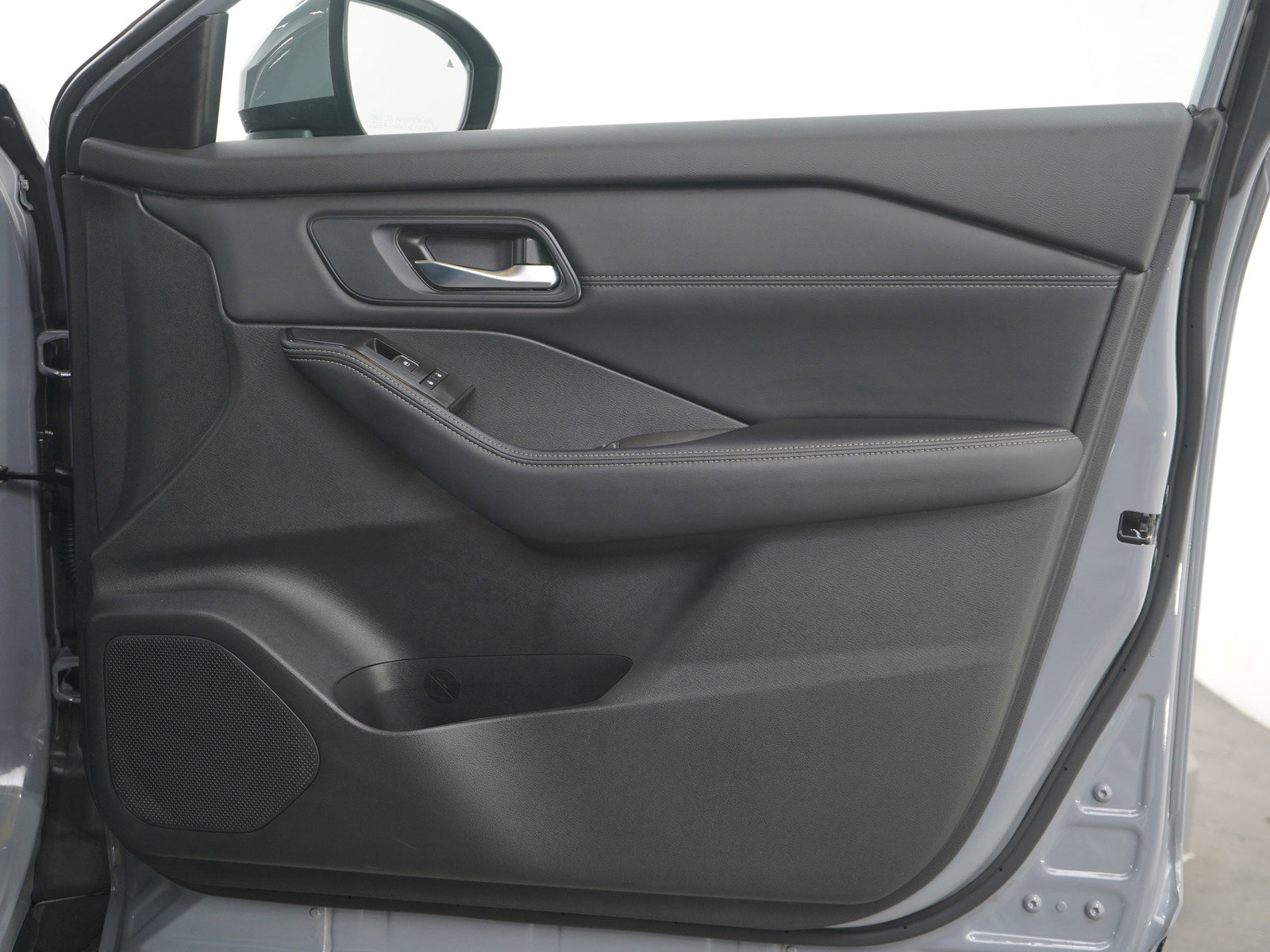 Used 2025 Nissan Rogue SL w/ SL Premium Package image 12