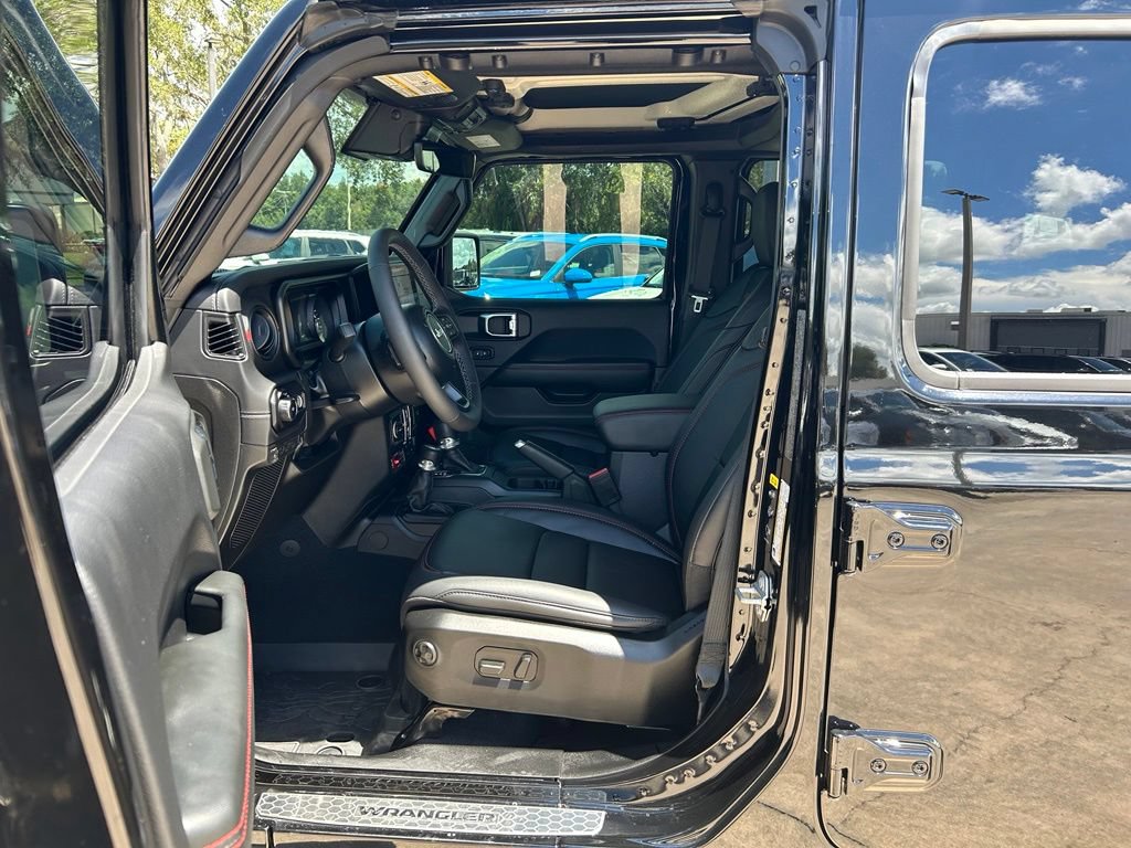 Used 2025 Jeep Wrangler Unlimited Rubicon AWD/4WD image 16