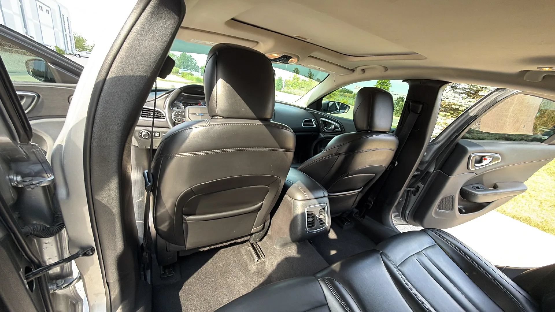 Used 2017 Chrysler 200 Limited Platinum w/ Comfort & Convenience Group FWD image 29