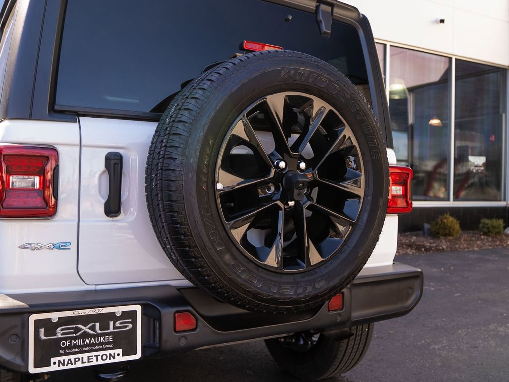 Used 2021 Jeep Wrangler Unlimited Sahara w/ Dual Top Group image 16