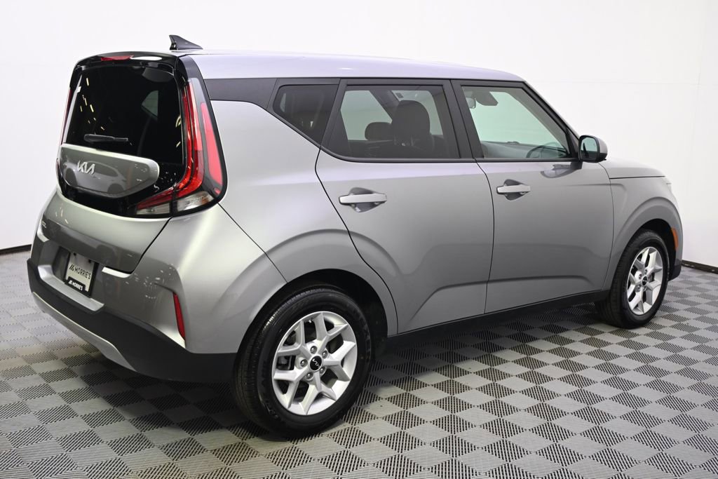 Used 2025 Kia Soul LX w/ LX Technology Package FWD image 7