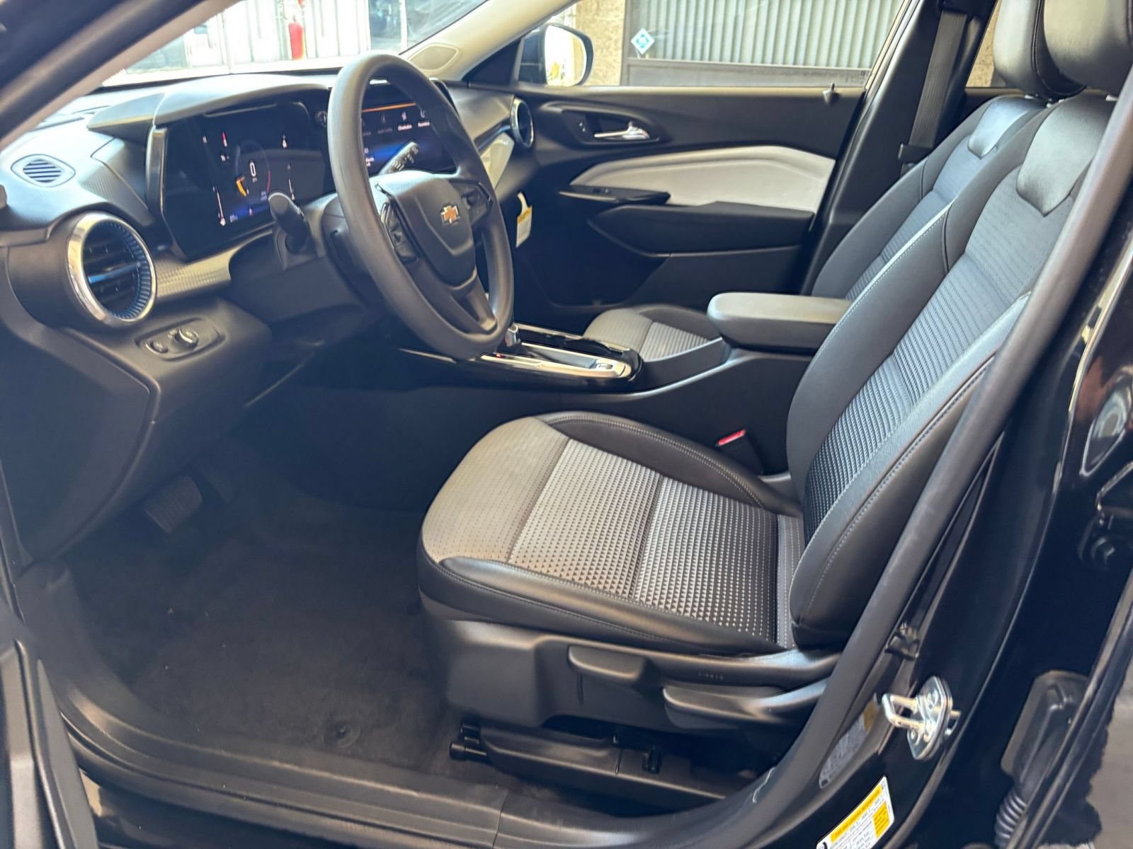 Used 2025 Chevrolet Trax LT FWD image 26
