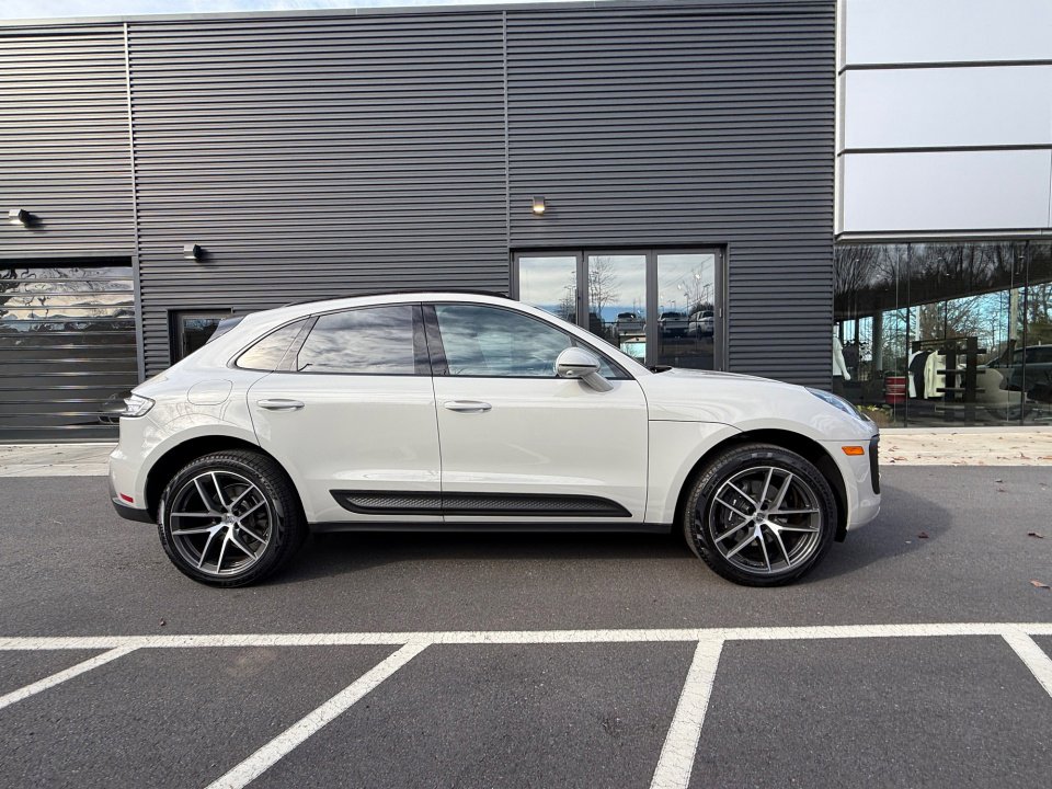 Certified 2025 Porsche Macan image 8