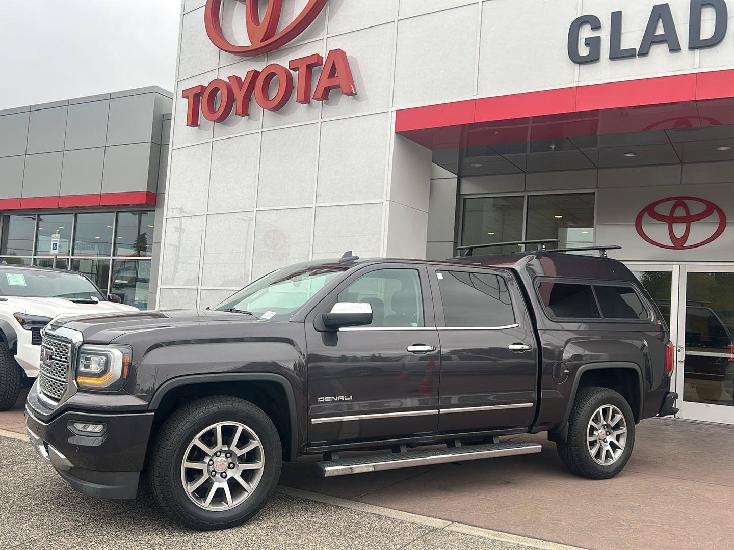 Used 2016 GMC Sierra 1500 Denali w/ Enhanced Driver Alert Package AWD/4WD image 2