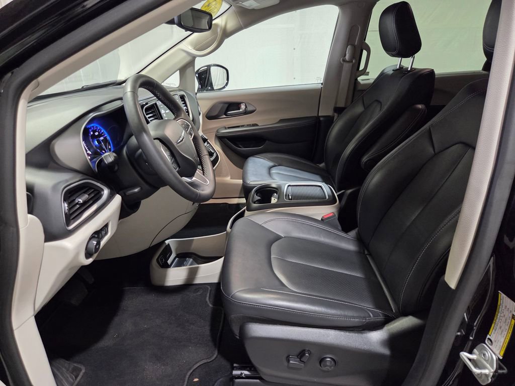 Certified 2024 Chrysler Pacifica Touring-L image 10