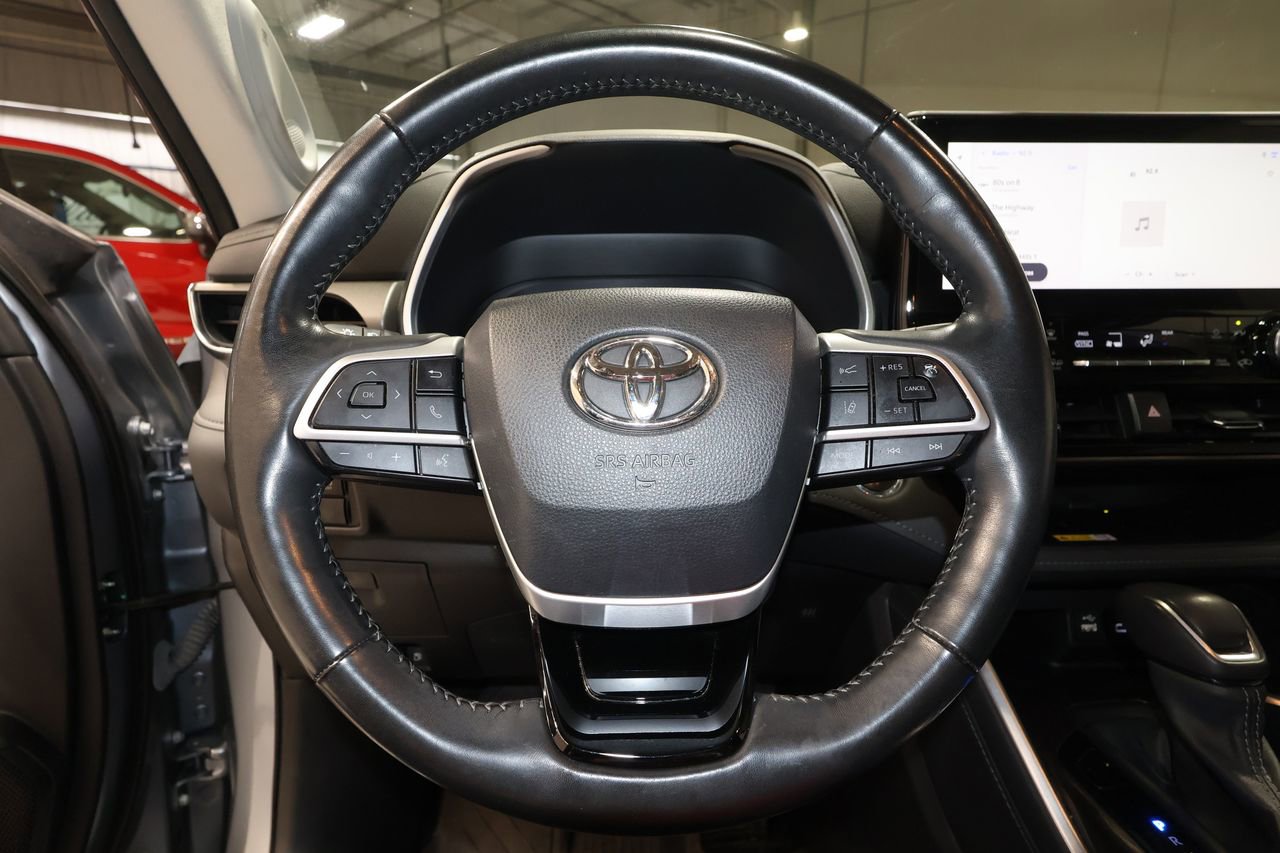 Used 2023 Toyota Highlander Limited image 10