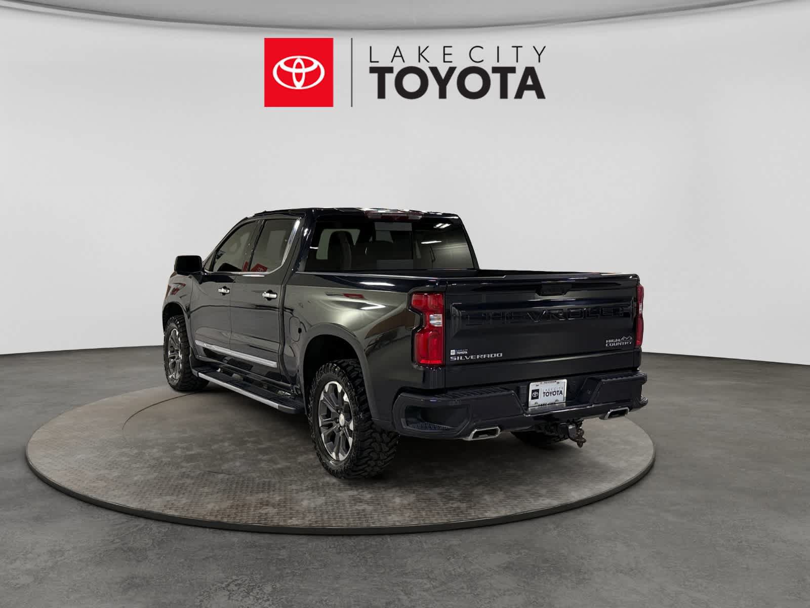Used 2023 Chevrolet Silverado 1500 High Country w/ Z71 Off-Road Package AWD/4WD image 5