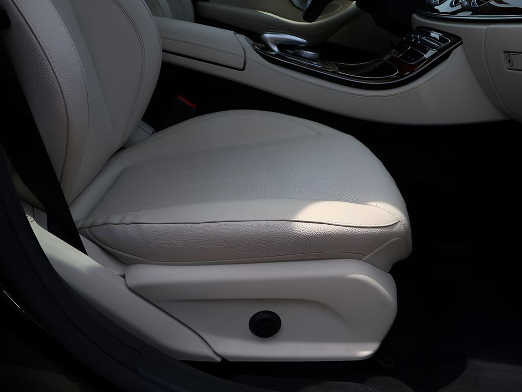 Used 2019 Mercedes-Benz E 300 4MATIC image 12
