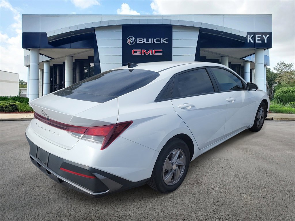 Certified 2025 Hyundai Elantra SE image 4