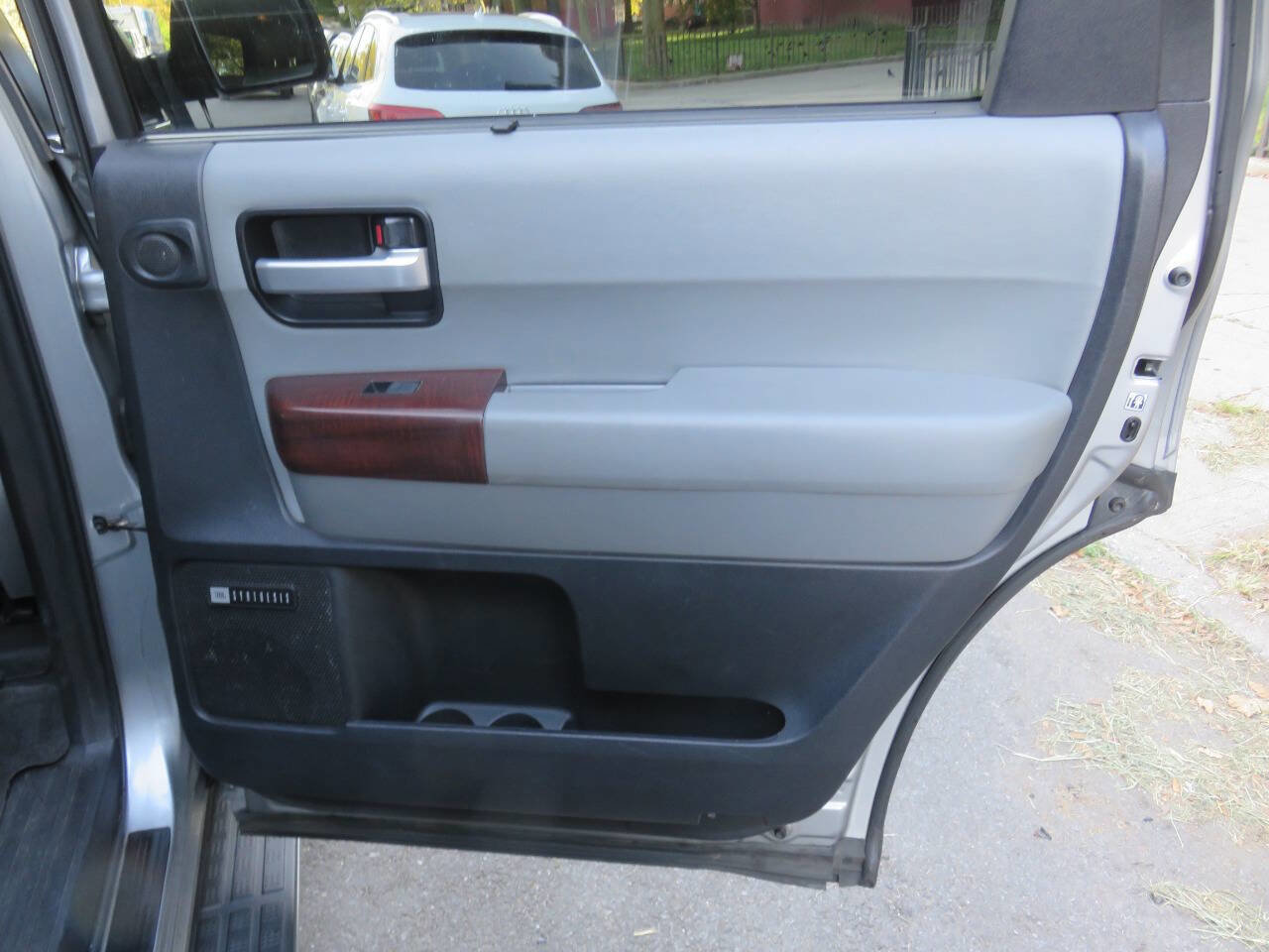 Used 2016 Toyota Sequoia Platinum image 31