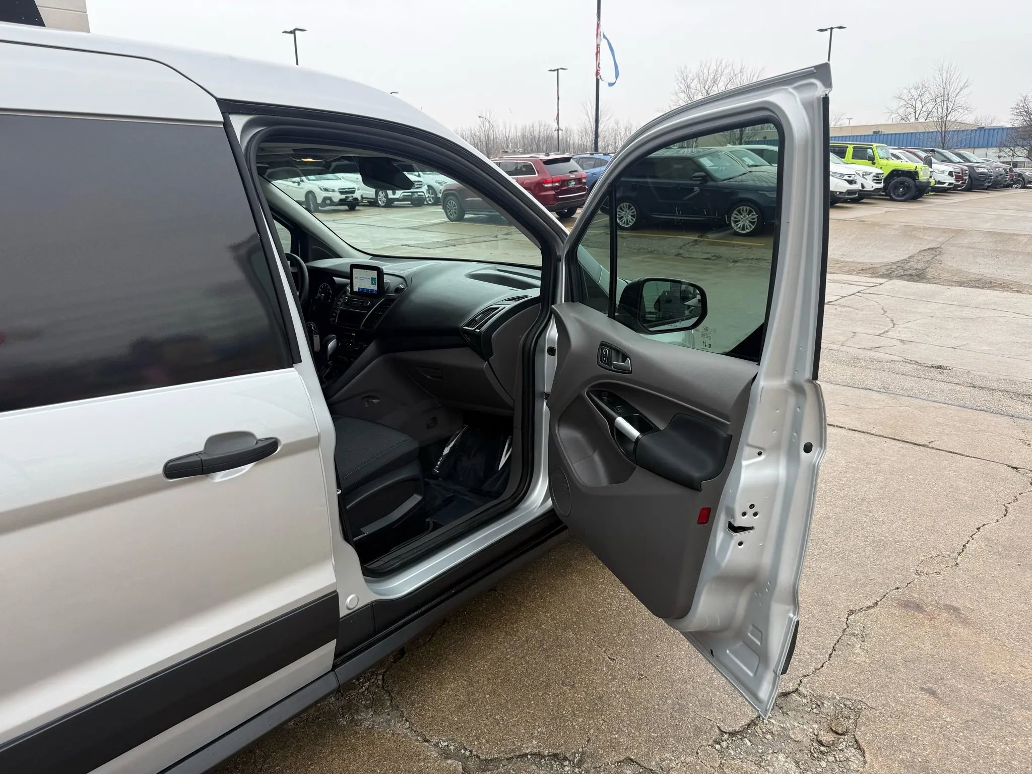 Used 2022 Ford Transit Connect XLT image 25