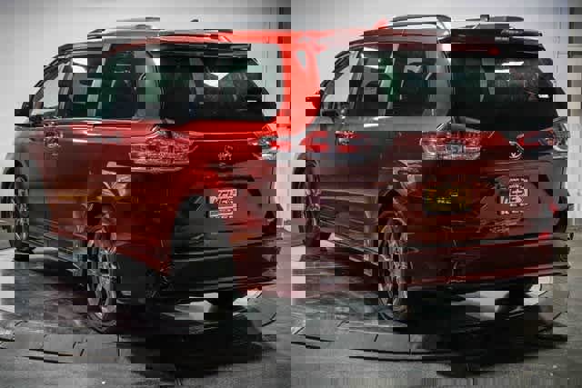 Used 2020 Toyota Sienna SE image 2