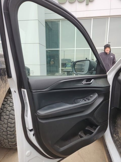 Used 2023 Jeep Grand Cherokee Laredo image 12