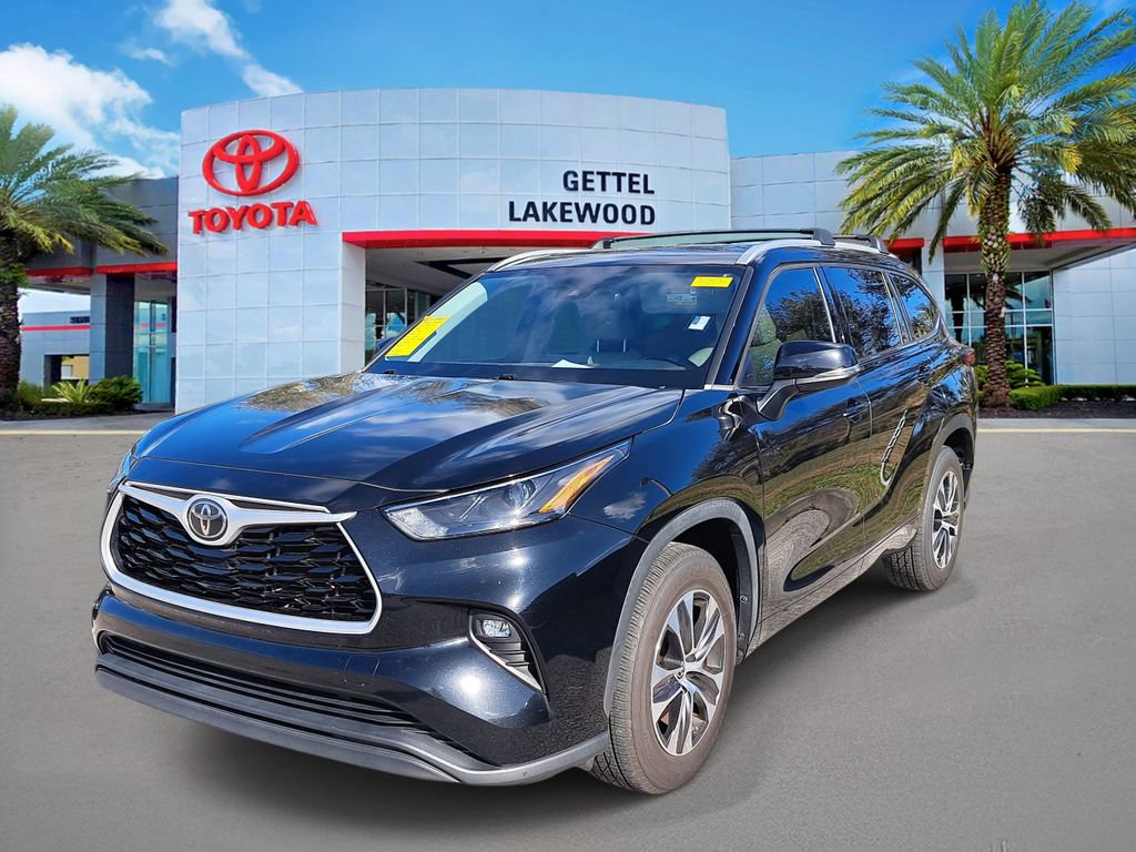 Used 2022 Toyota Highlander XLE image 2