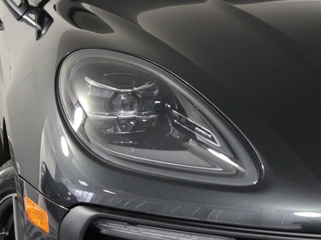 Certified 2025 Porsche Macan image 11