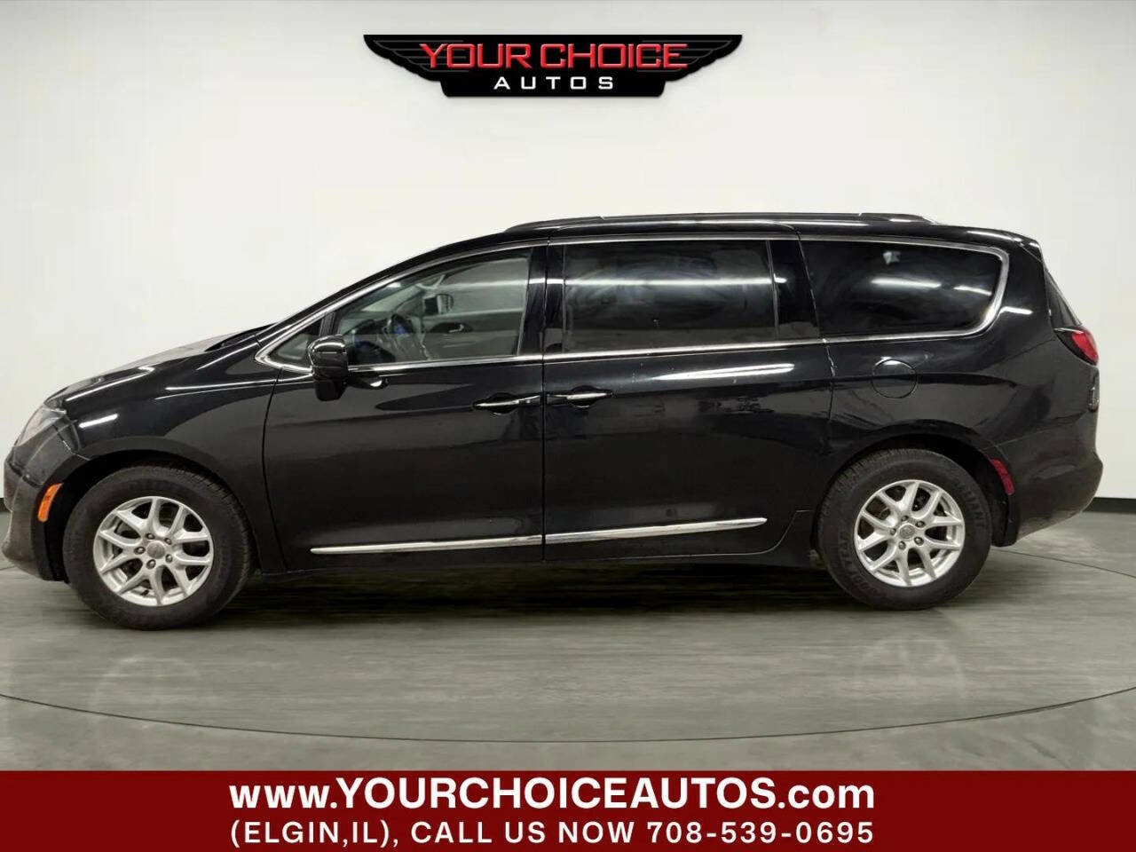 Used 2020 Chrysler Pacifica Touring-L FWD image 2