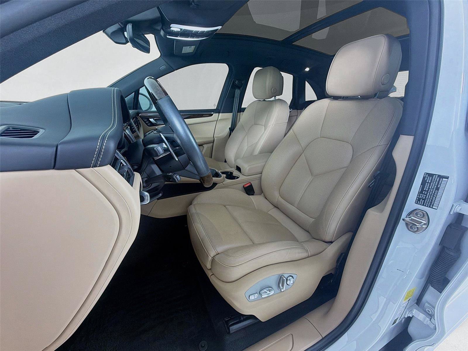 Certified 2023 Porsche Macan Turbo AWD/4WD image 5