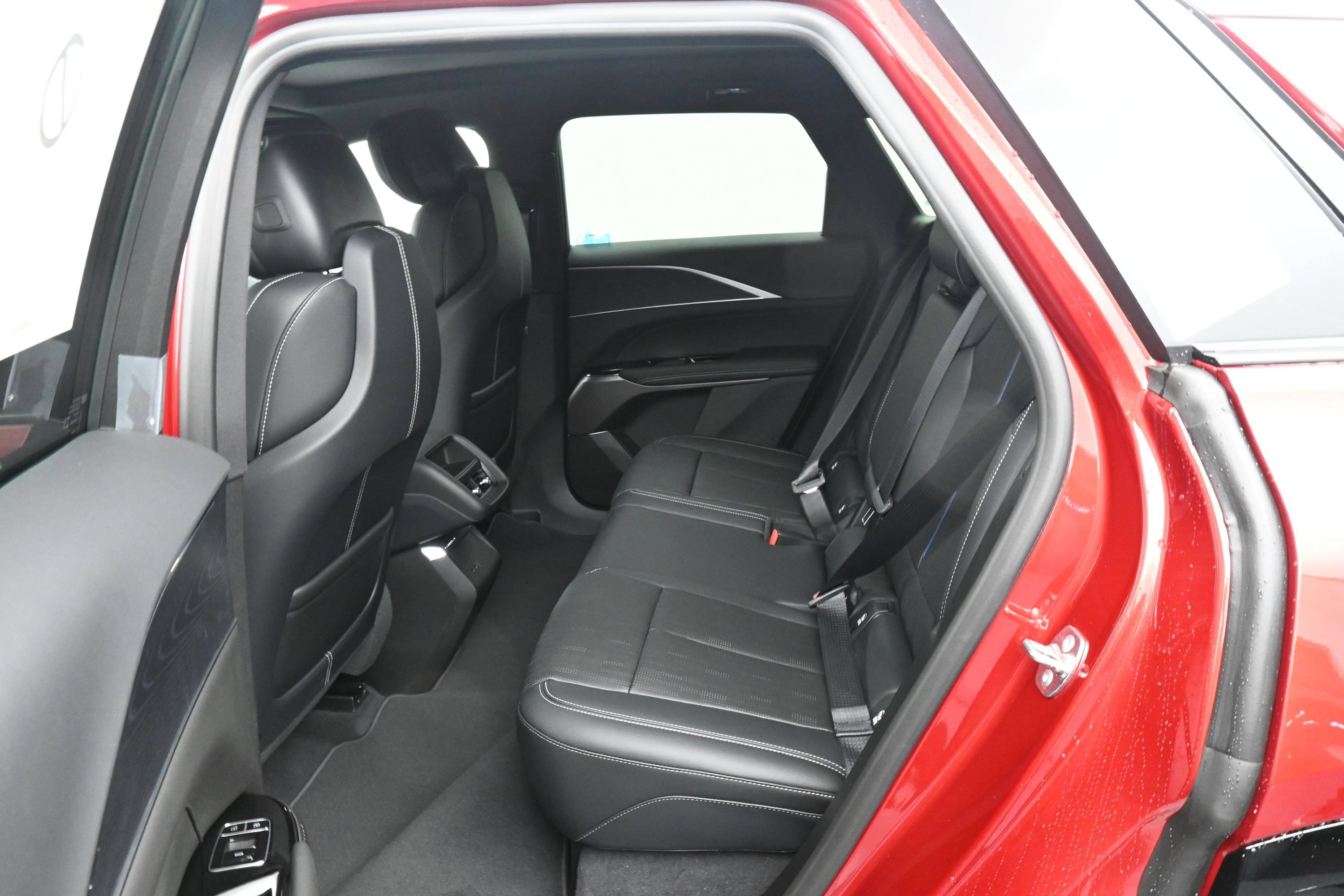 New 2026 Cadillac Lyriq Luxury w/ LPO, Floor Liner Package AWD/4WD image 10