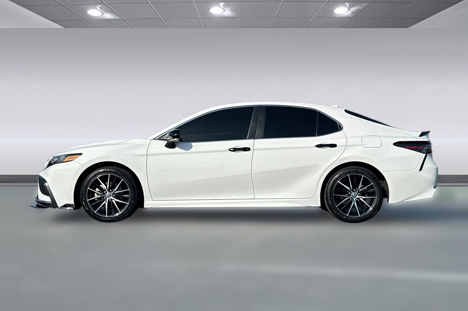 Used 2022 Toyota Camry SE image 2