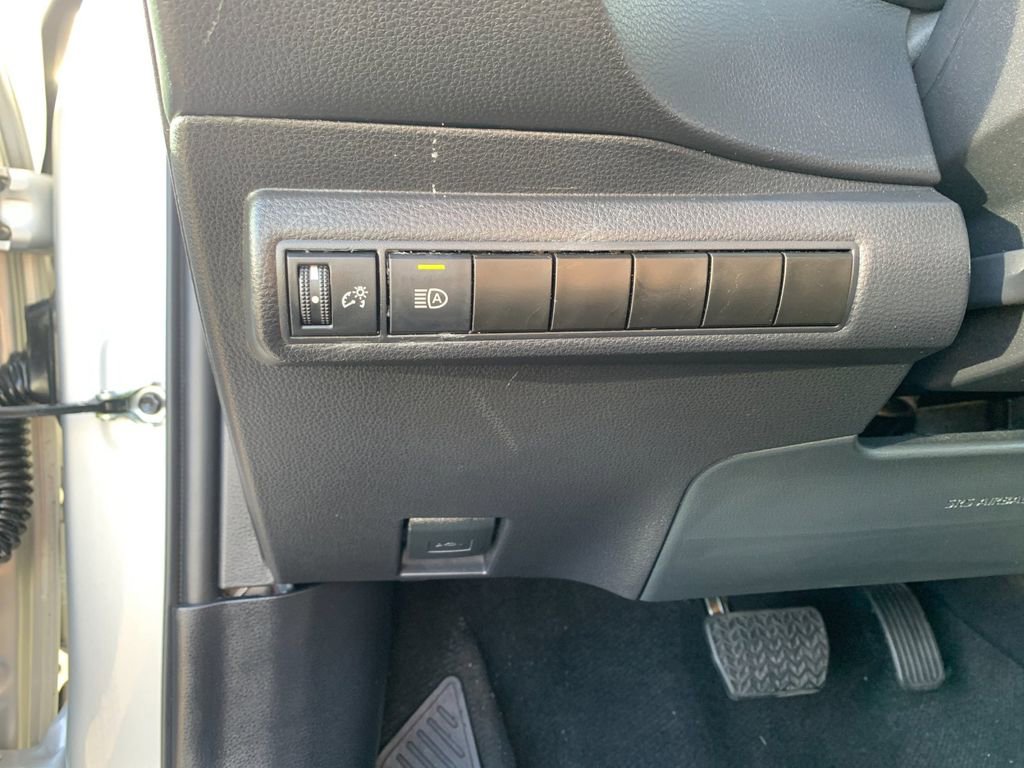 Used 2025 Toyota Corolla LE image 30