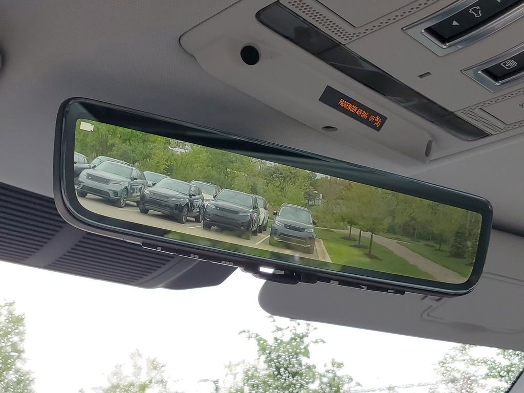 Used 2025 Land Rover Defender 130 X-Dynamic SE image 21