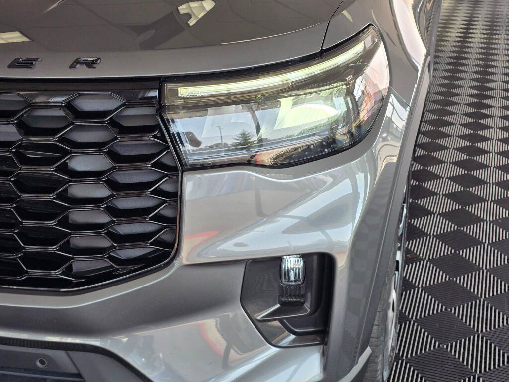Used 2025 Ford Explorer ST-Line AWD/4WD image 9