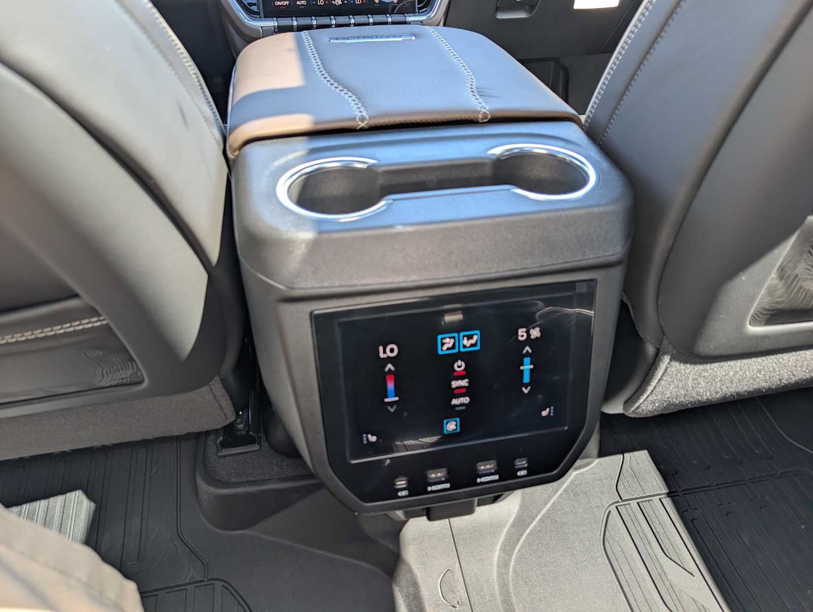 New 2026 GMC Yukon Denali Ultimate w/ LPO, Floor Liner Package AWD/4WD image 17