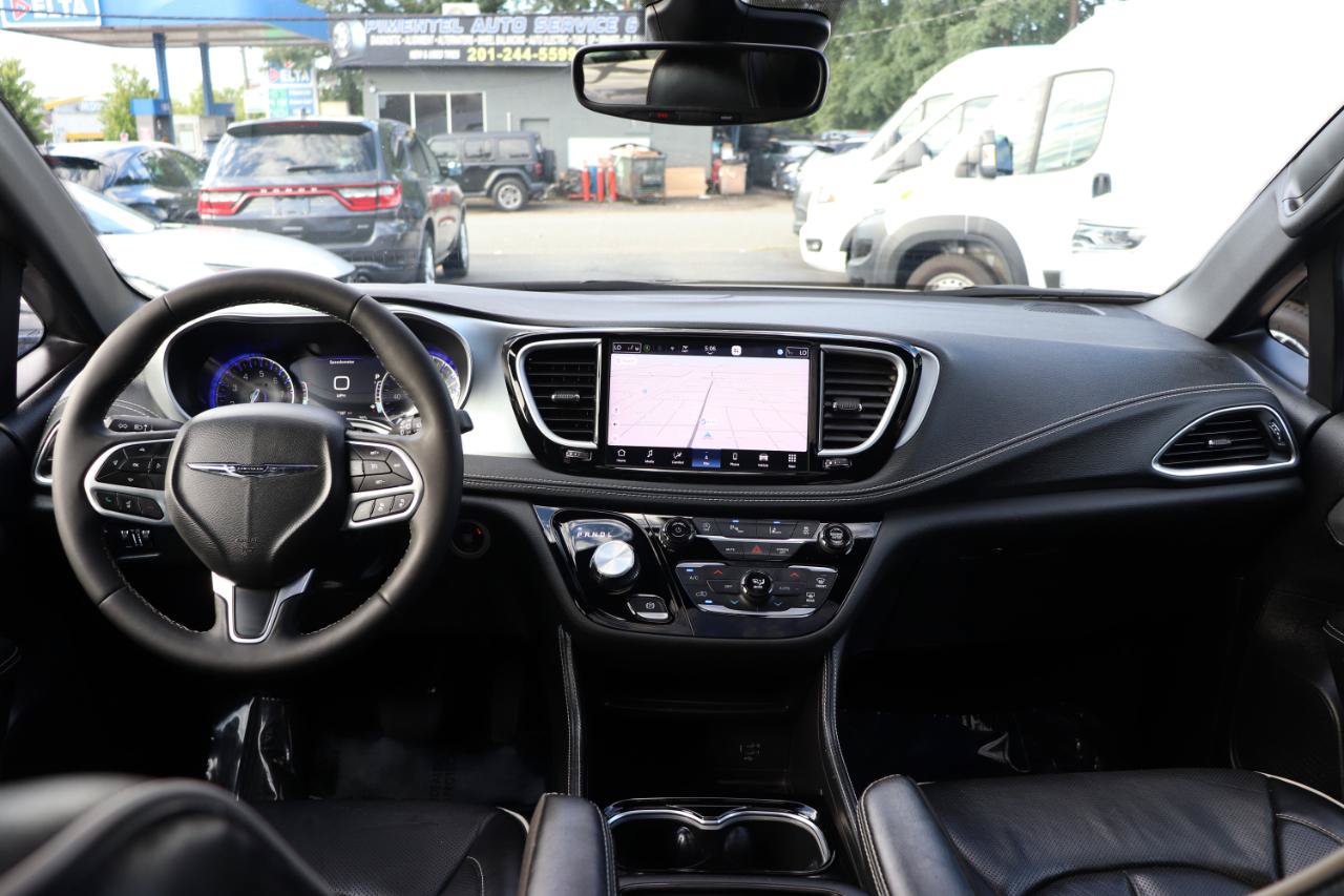 Used 2026 Chrysler Pacifica Limited FWD image 18