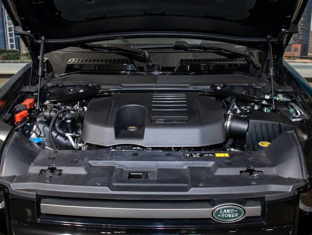 Certified 2025 Land Rover Defender 90 X-Dynamic SE image 5