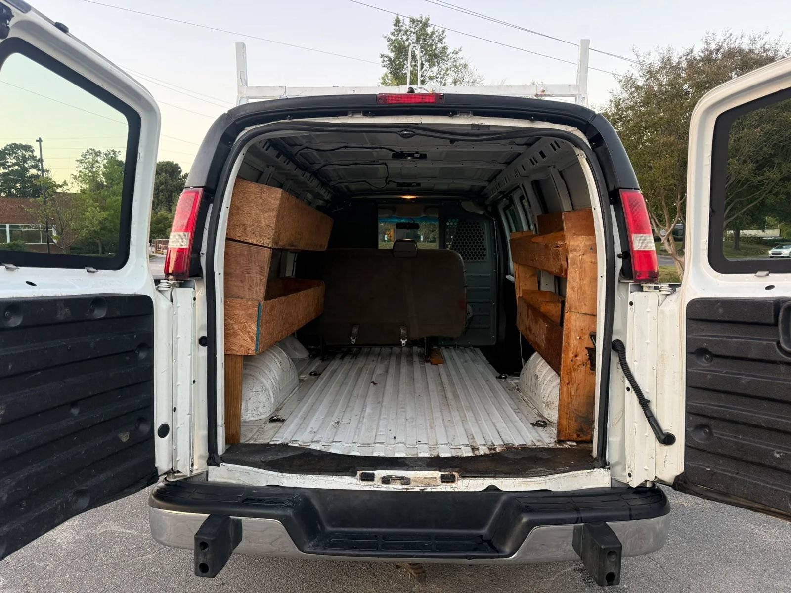 Used 2018 Chevrolet Express 2500 w/ Driver Convenience Package RWD image 9