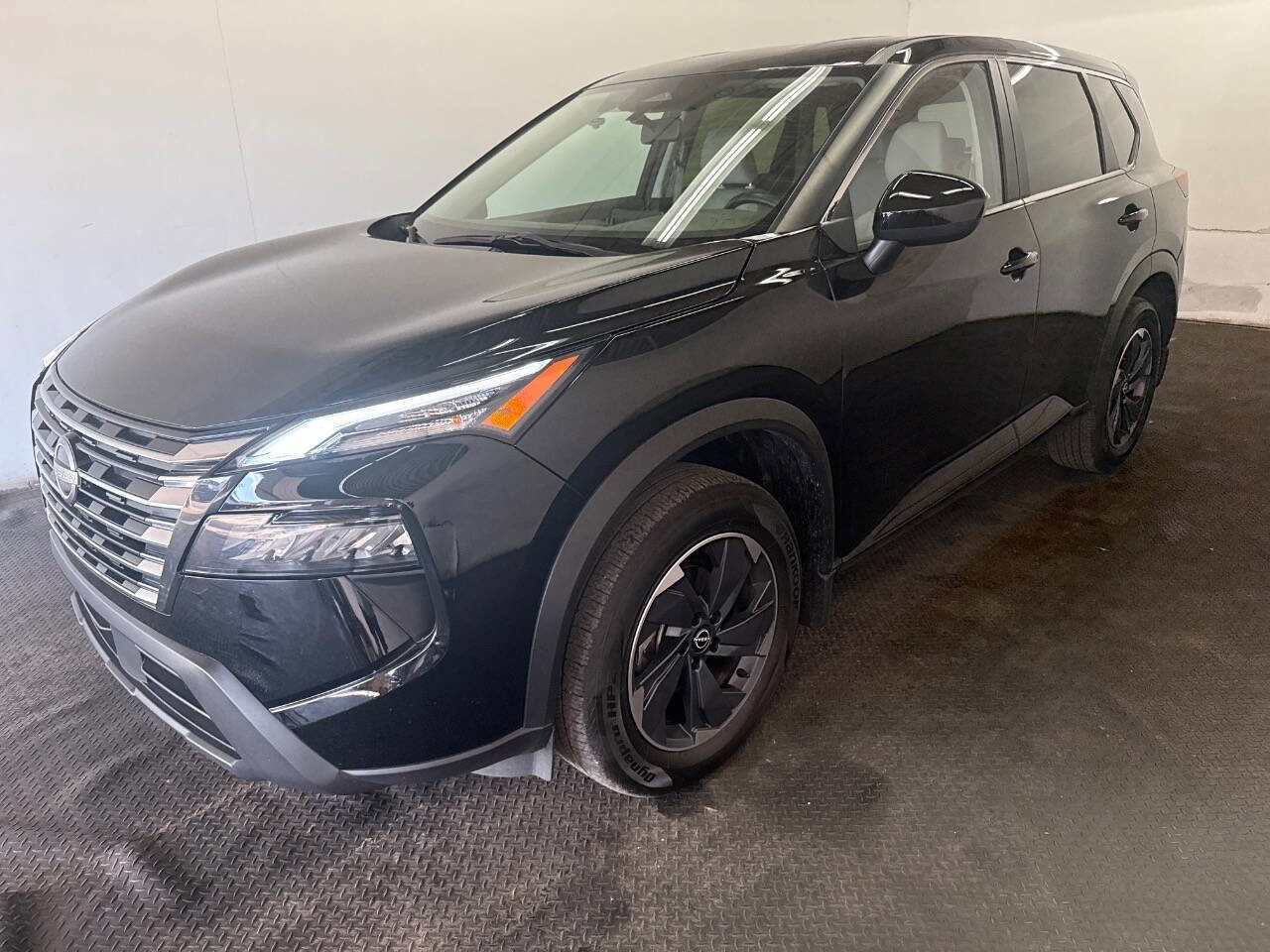 Used 2024 Nissan Rogue SV image 1