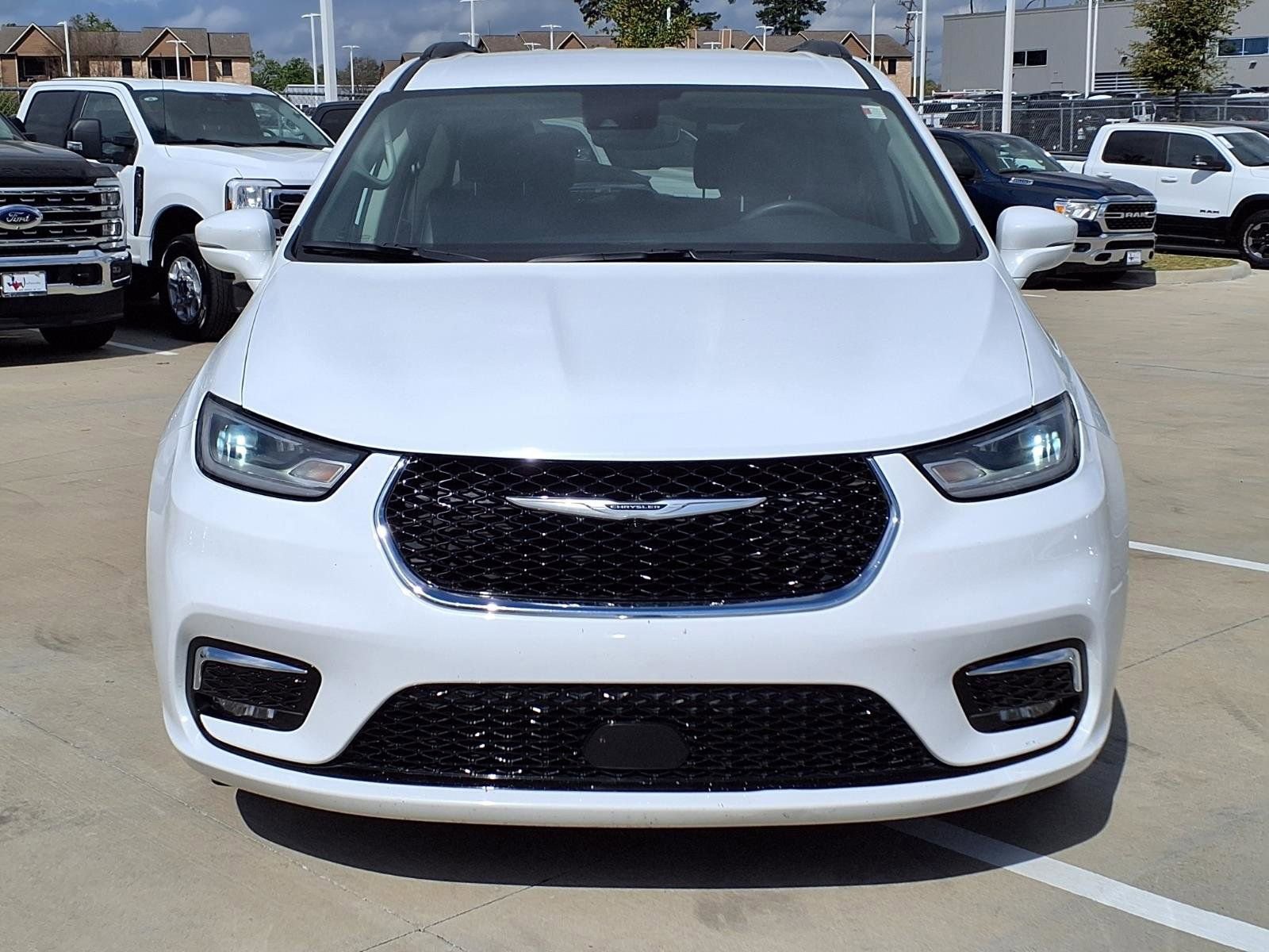 Used 2022 Chrysler Pacifica Touring-L image 4