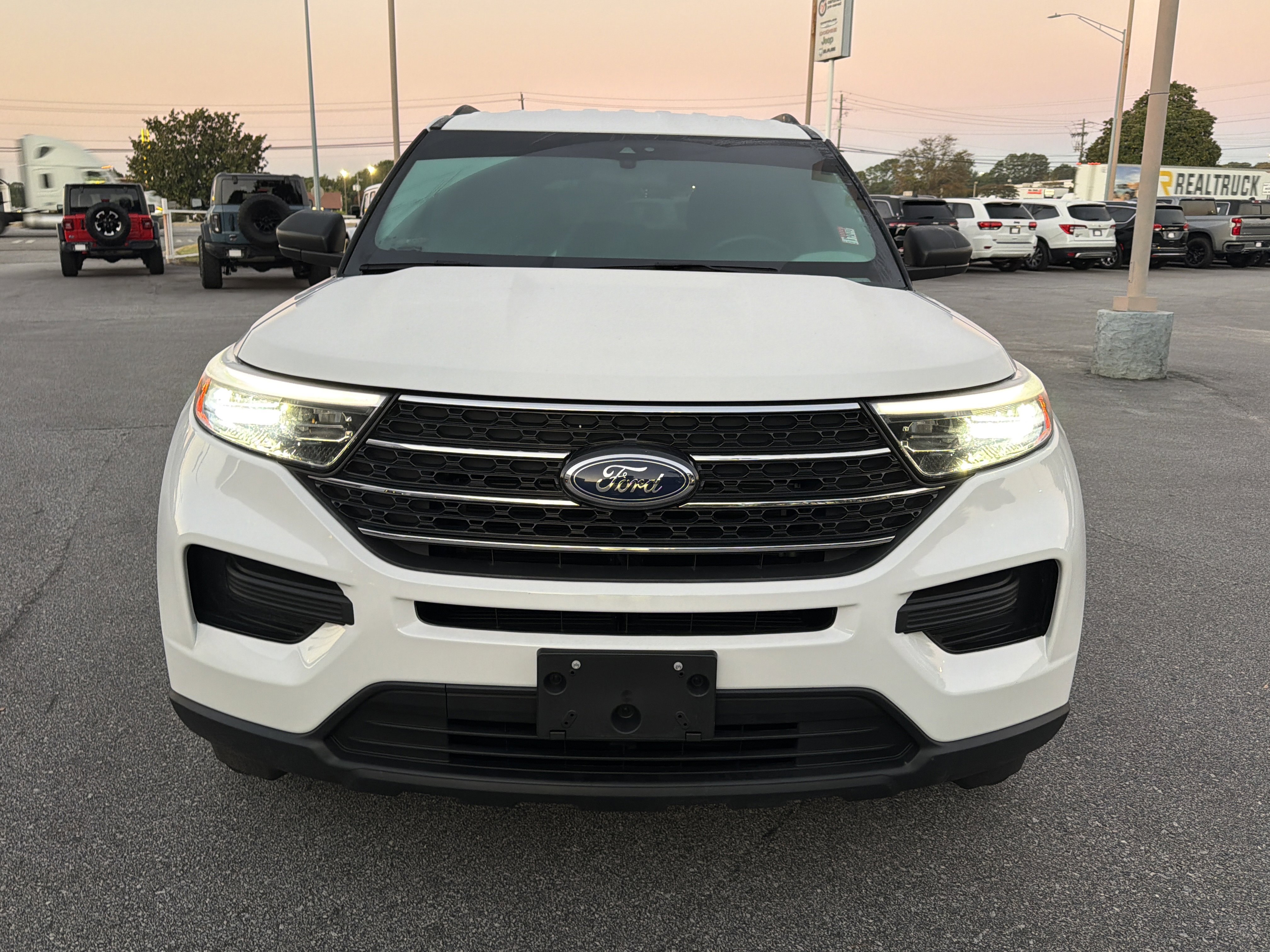 Used 2022 Ford Explorer XLT image 3