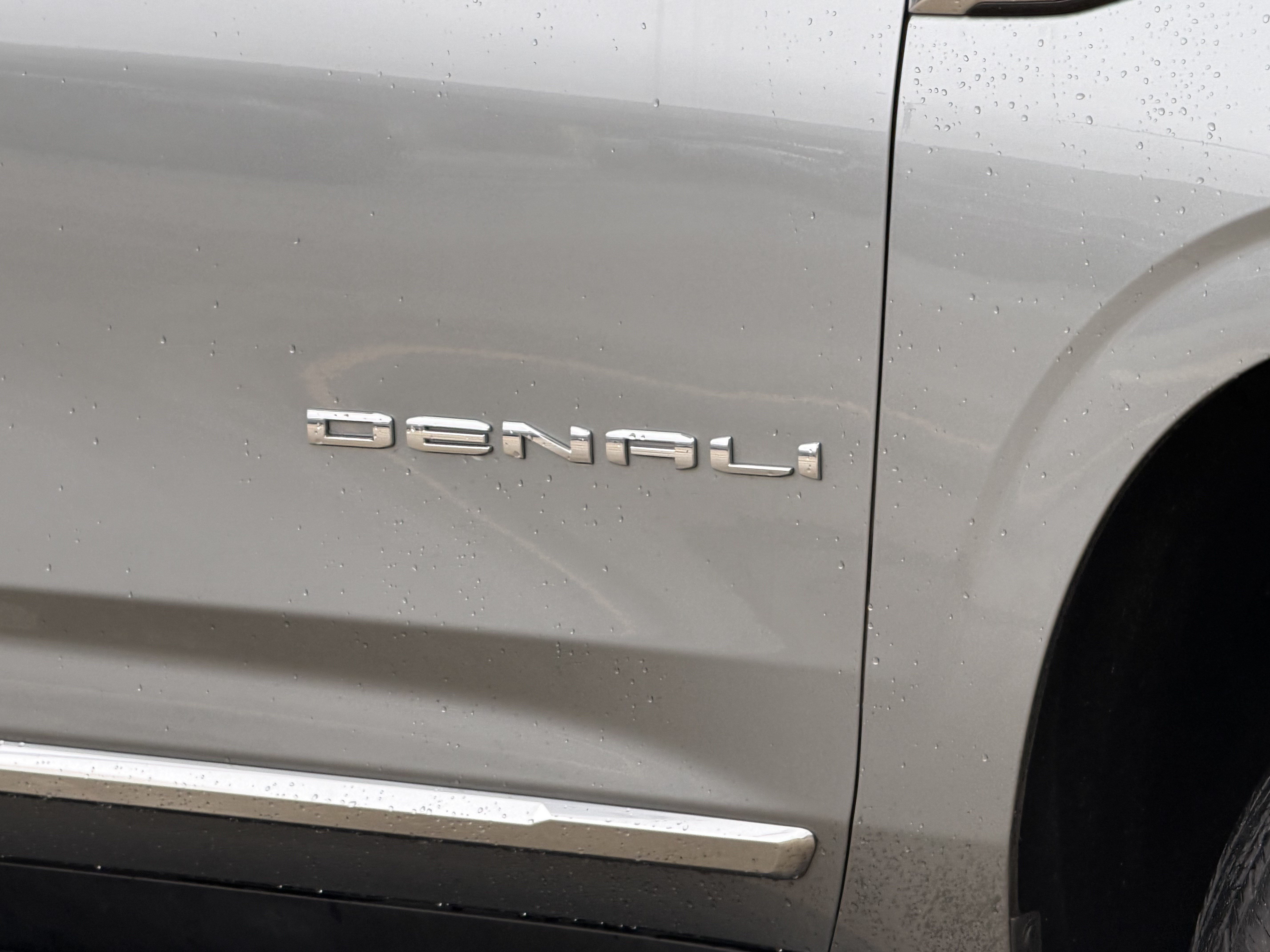 Used 2025 GMC Yukon Denali AWD/4WD image 4