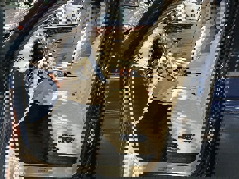 Used 2017 Bentley Bentayga image 11