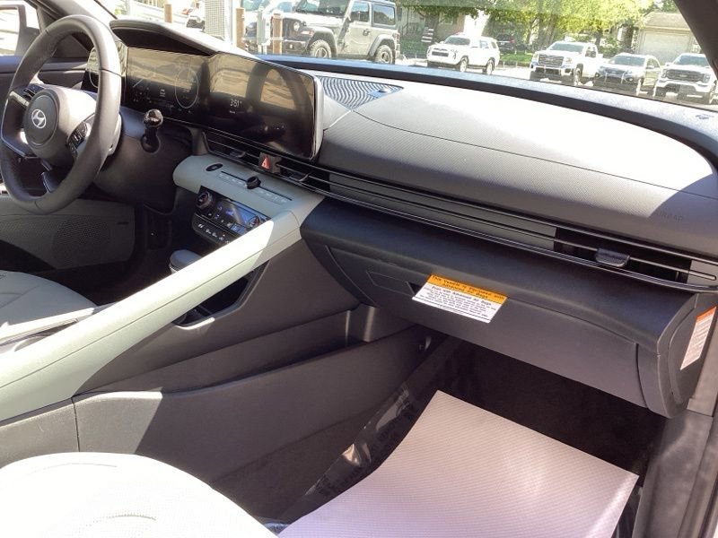 New 2025 Hyundai Elantra Limited image 16