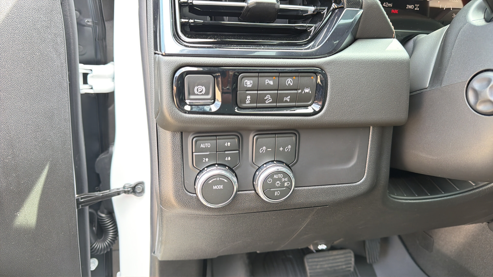 New 2026 GMC Yukon AT4 w/ LPO, Floor Liner Package AWD/4WD image 24