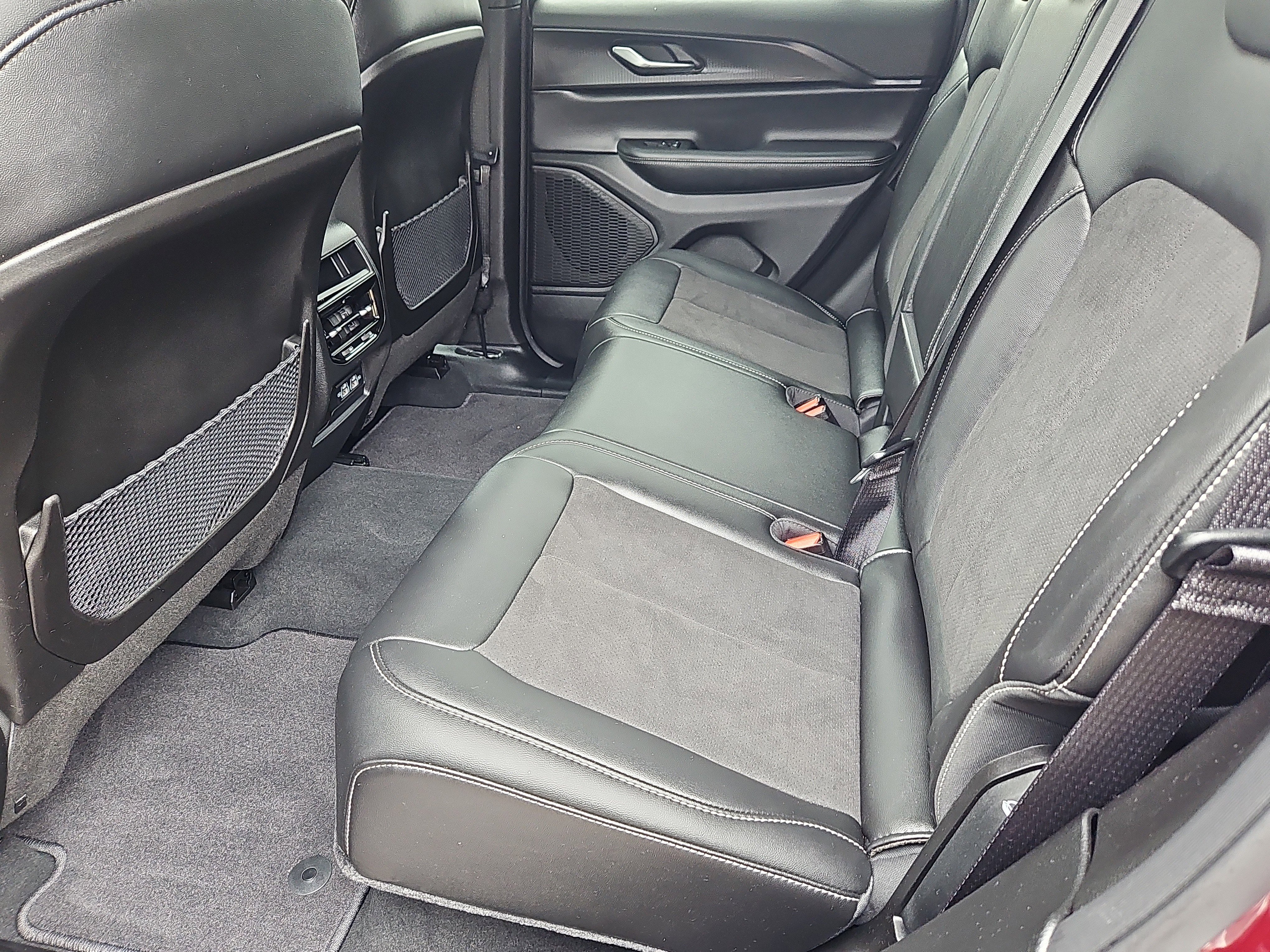 Used 2025 Jeep Grand Cherokee Altitude image 33