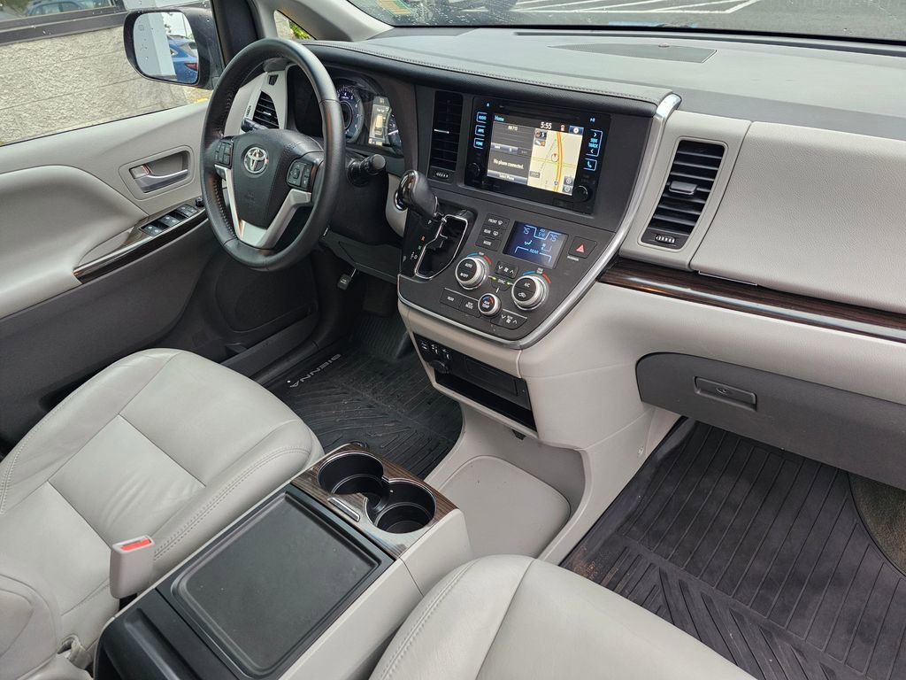 Used 2017 Toyota Sienna XLE w/ XLE Navigation Package FWD image 10