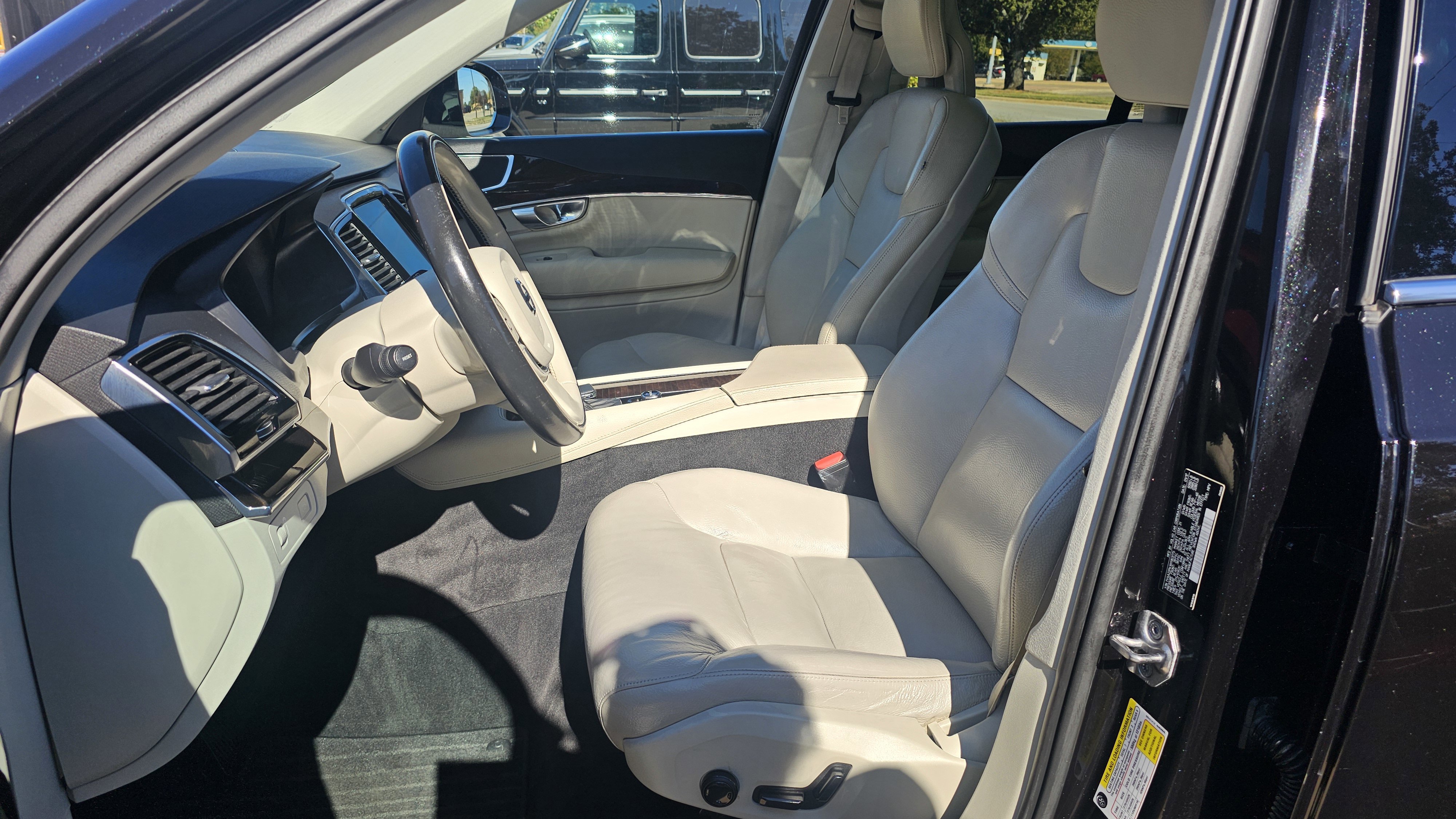 Used 2017 Volvo XC90 T6 Momentum w/ Vision Package image 26