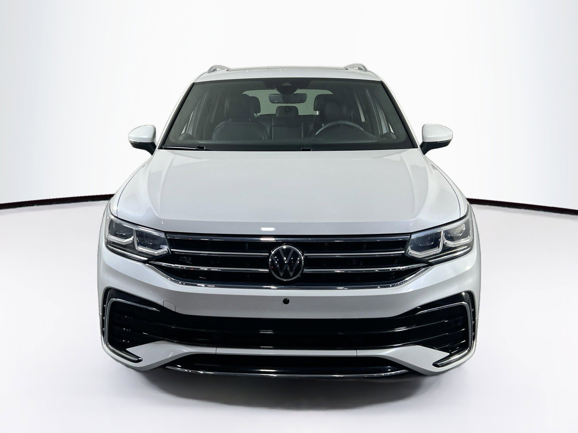 Used 2022 Volkswagen Tiguan SEL R-Line image 2