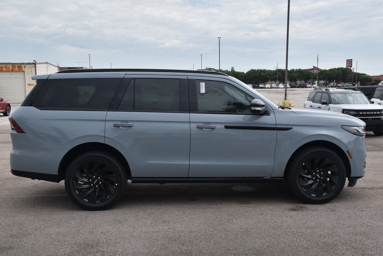 New 2026 Lincoln Navigator Reserve w/ Jet Appearance Package AWD/4WD image 5